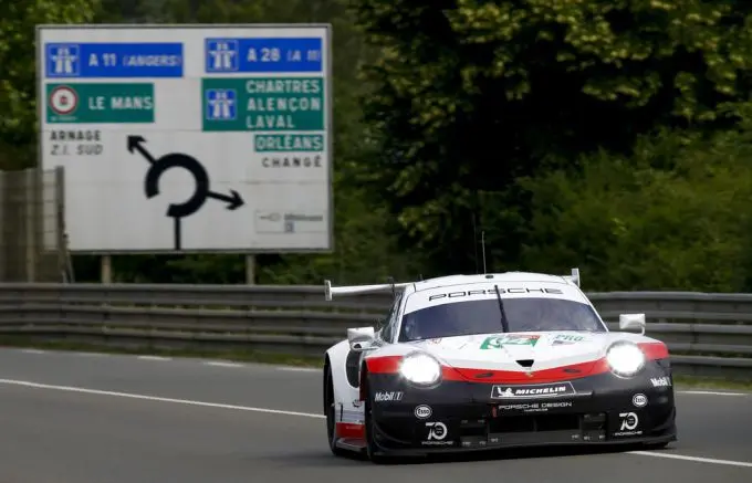 porsche met vier fabrieksautoys aan de start le mans