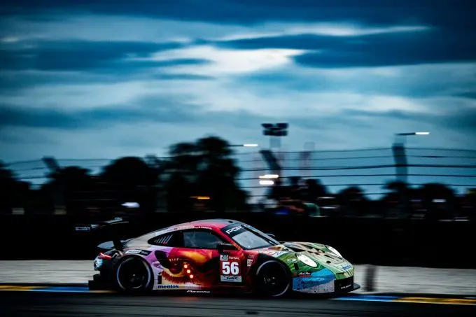 project 1 porsche nr56 avond zijkant le mans 2019