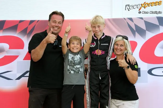 race familie moonen blije gezichten op het podium in spa francorchamps imgm7099 rx