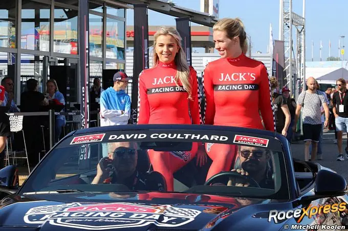 racebabes in de auto bij david coulthard 7dm20077
