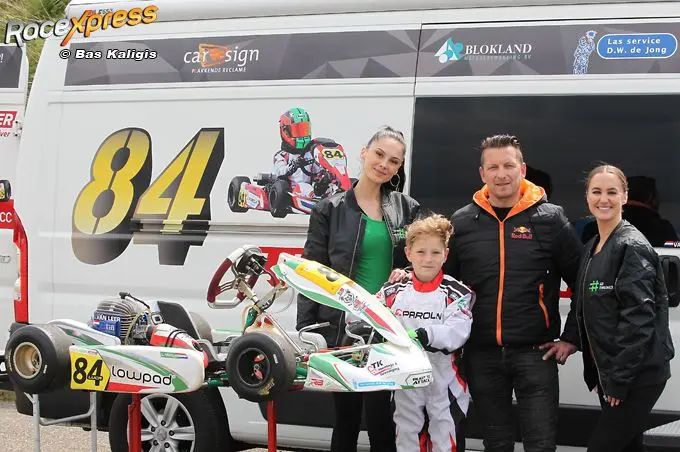 racetalent luca van leer hier met vader en monteur ronald van leer en twee grid girls start seizoen met zege