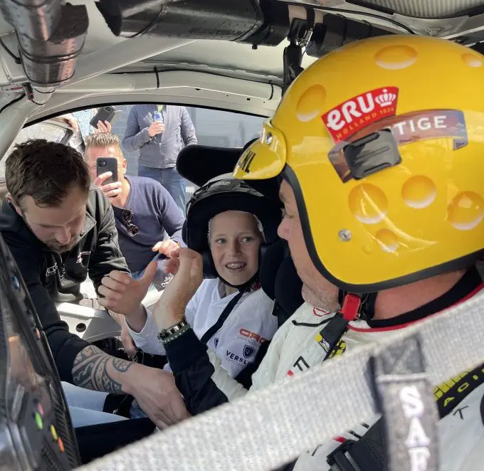 racetalent luca van leer in de porsche bij robert doornbos voor vliegende rondes op circuit zandvoort