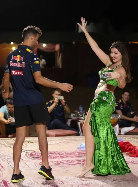 red bull daniel ricciardo buikdanseres