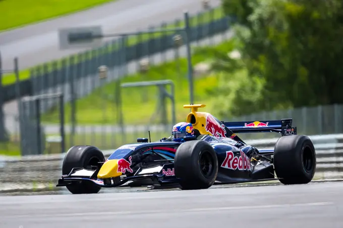 red bull lindsey vonn in actie in een formule renault