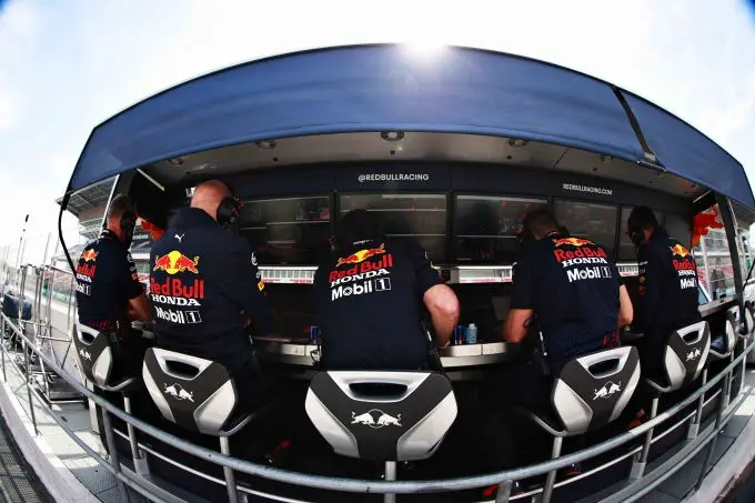 red bull pitmuur