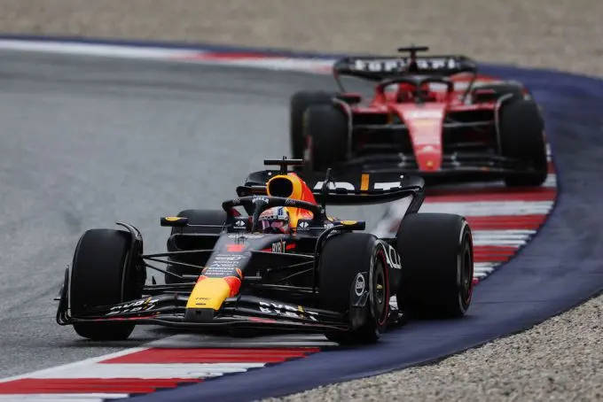 red bull voor ferrari verstappen race oos 1