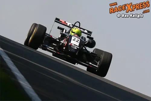 renger flat out over the hill photo by bas kaligis racexpress