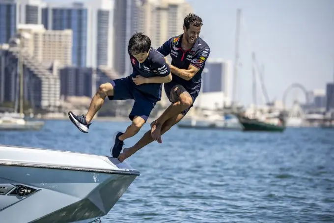 ricciardo gooit tsunoda in het water