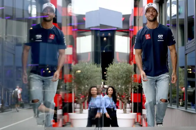 ricciardo hand