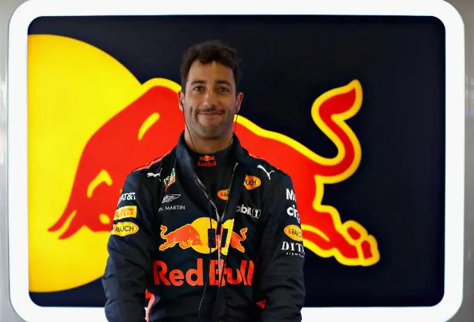 ricciardo voor red bull logo 4ac99968 8098 4658 a212 0eb70ec1e677