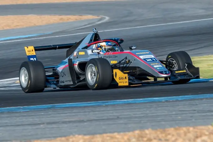 rinus van kalmthout maakt indruk met dubbele winst bij opening f3 asian winter series