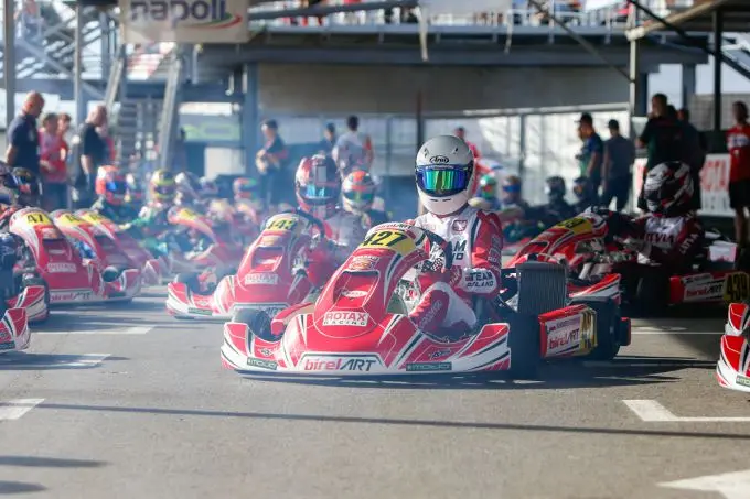 rmcgf24 20241023 dd2 kart racers getting ready in the pre grid 4319