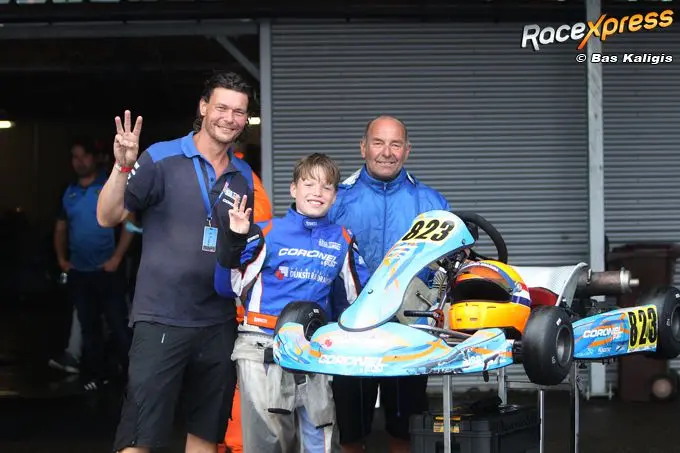rocco coronel en crew met podium c00828