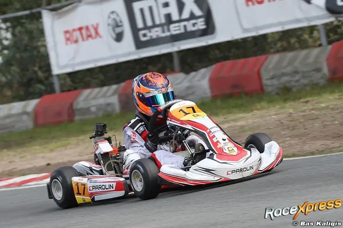 rx devyan roest als een motorcoureur over de baan