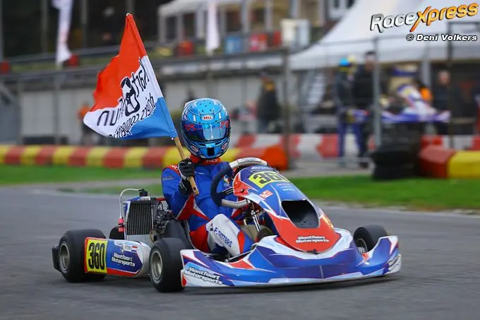 rx flynn fitters kampioen karting en ererondje met vlag