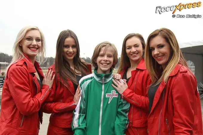 rx geen grid girls bij de formule 1 maar wel bij nk karting sjors peters sjors peters en grid girls rx 680 c019700