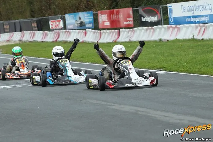 rx jason bralic wint en juichend met twee handen over finish c015271
