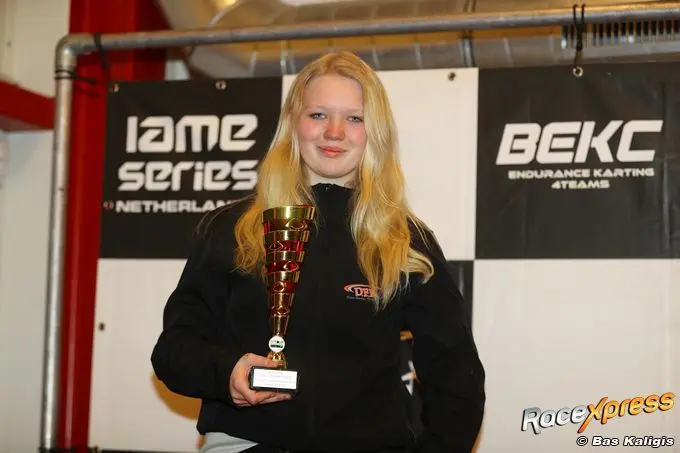 rx marith schuurman vecht zich tussen de jongens naar het podium bij kartraces