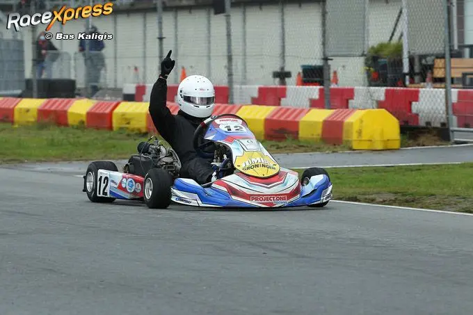 rx mick snippers juichend over de finish en blij met podium c014294