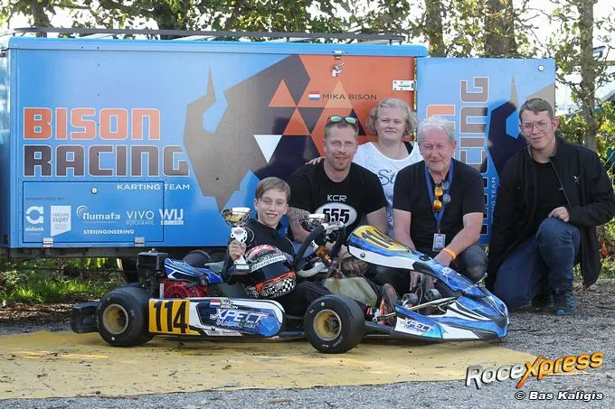 rx mika bison met ouders en team imgl1032 rx