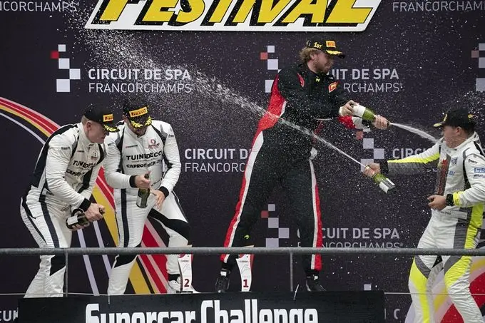 rx podium champagne 20231015 1rl05198