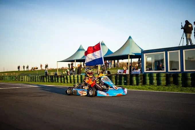 rx rick korperaal kampioen en ereronde met vlag