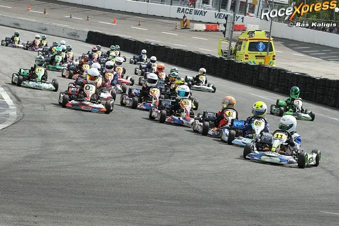 rx rico hulzinga nummer 11 aan de leiding van groot startveld bij nk karting rx c010685