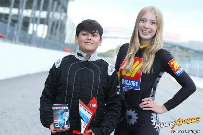 rx rishan jacobs in de prijzen met grid girl en bekers c018940