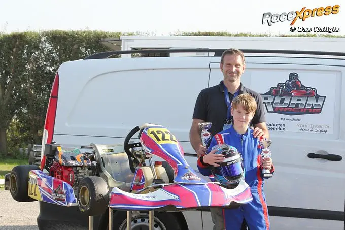 rx roan van de kerkhof pakt twee bekers samen vader en monteur reinier van de kerkhof imgl1058