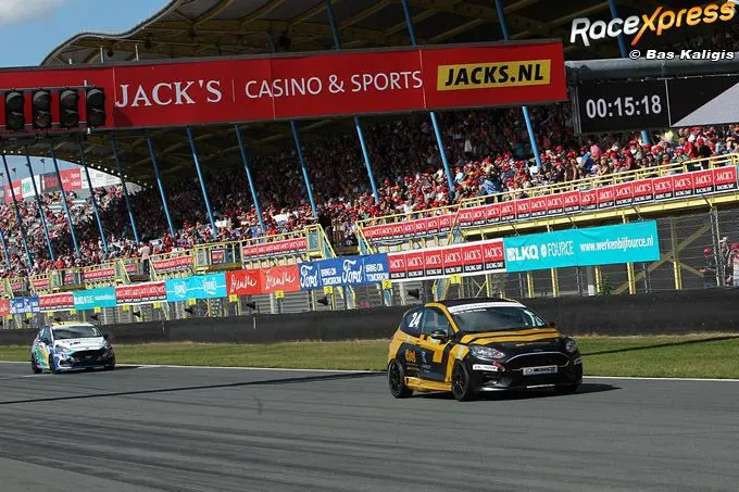 rx senna van soelen voor 75 duizend toeschouwers naar podium assen id0g6902