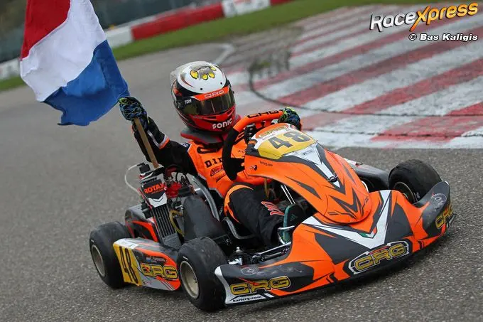 rx tom papenburg nederlands kampioen karting rijdt ererondje met nederlandse vlag