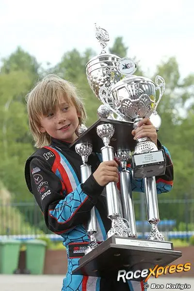 rx400 winnaar nk karting sacha van t pad bosch de beker is grote dan de rijder c014807