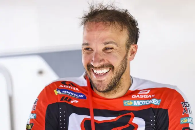 sam sunderland smiling