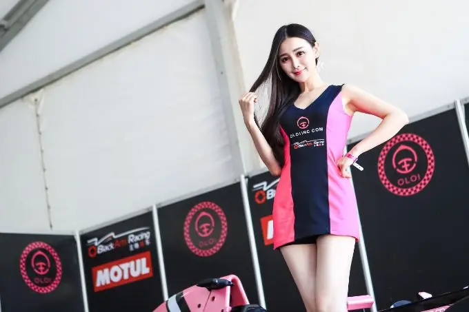 schattig toch asian grid girl 680x453