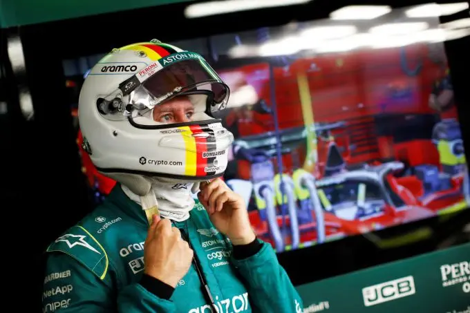 seabastian vettel met helm monaco 2022 gp2207 135156 54i3149