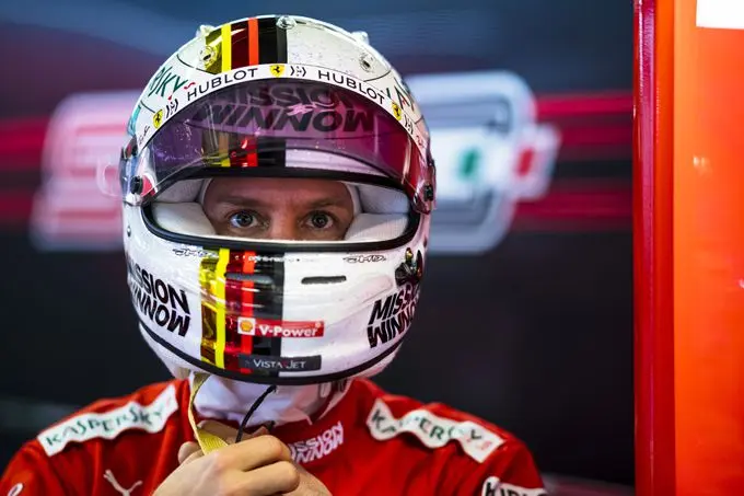 sebastian vettel portret met helm abu dhabi 1