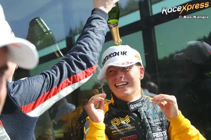 senna van soelen podium champagne gevecht e90b8438
