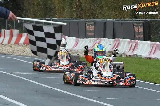 senna van soelen uitbundig na 3 x winst c014595 a