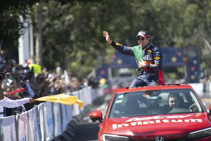 sergio perez zwaait naar fans