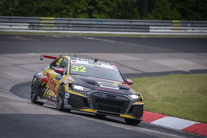 spannende momenten en podium voor tom coronel op de nyrburgring 1