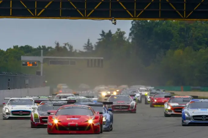 start hankook 12h epilog brno 2015 800pix