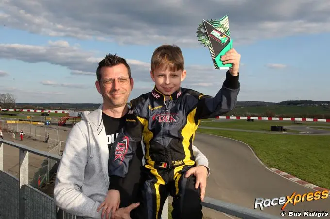 tijs richard en zijn vader en monteur met nummer 1 beker imgm9738