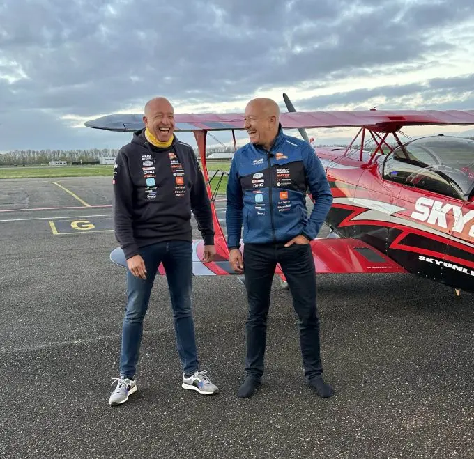 tim en tom coronel eru prestige thrills stuntvliegtuig