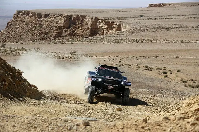 tim en tom coronel met gebroken rollbar naar de finish