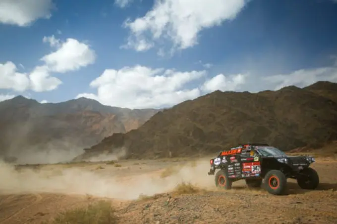 tim en tom coronel ondanks wielprobleem voor het donker binnen