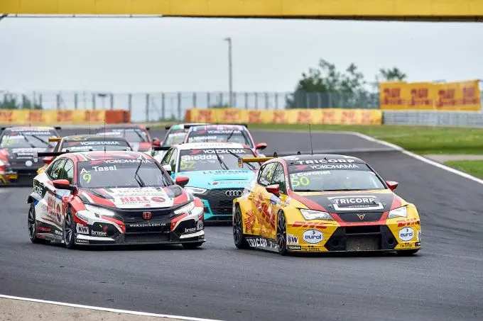 tom coronel met schade maar ook punten uit tweede ronde van fia wtcr 2019 op hungaroring