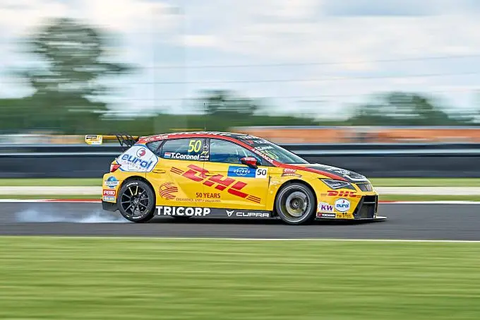 tom coronel strijdvaardig tijdens derde raceweekend fia wtcr 2019 op slovakia ring