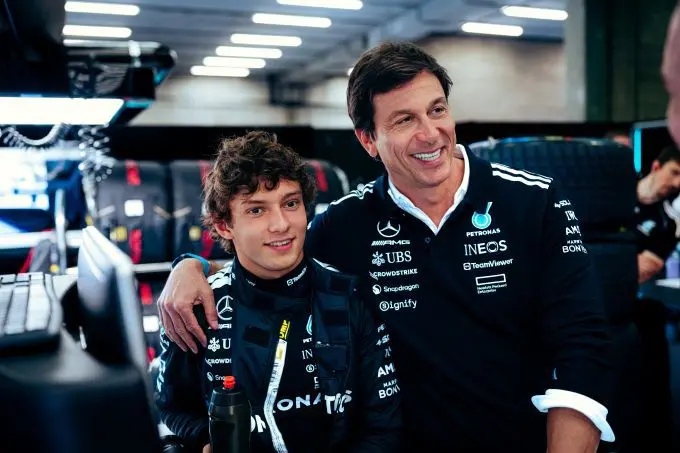 toto wolff en kimi antonelli foto mediamercedes benz 05 2025 27 08 2025 005