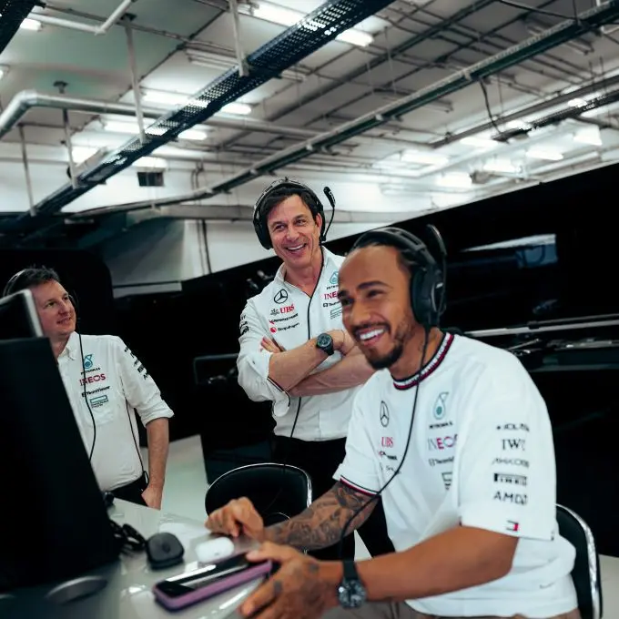 toto wolff en lewis hamilton lachen samen nog steeds 417532876 801321425372729 6409987229722511585 n