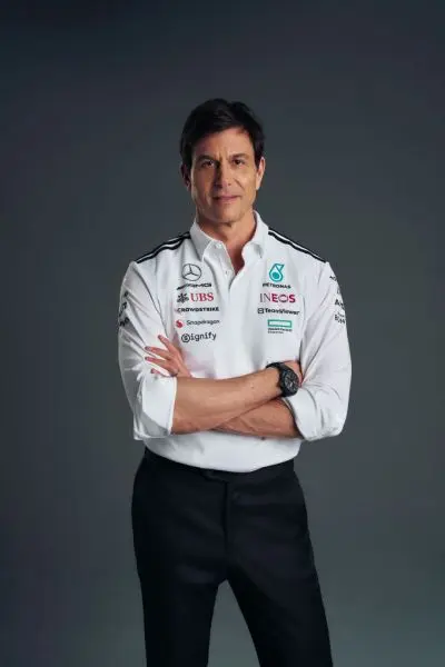 toto wolff mercedes teambaas 2025 foto mm 04022025 toto mf1 collateral25 set 2 formal team kit 0667 v2